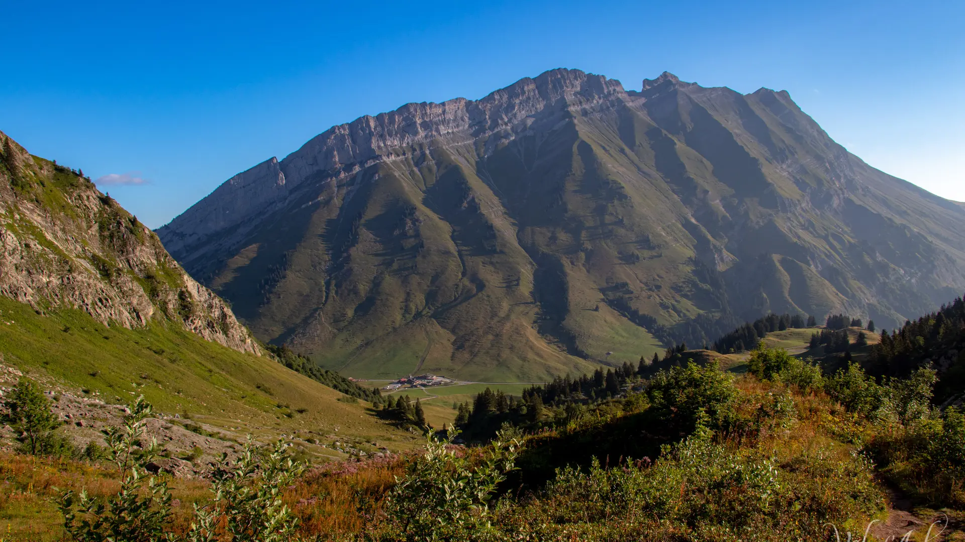 Vue sur le Col des Aravis - sentier de la Croix des Frêtes - La Giettaz