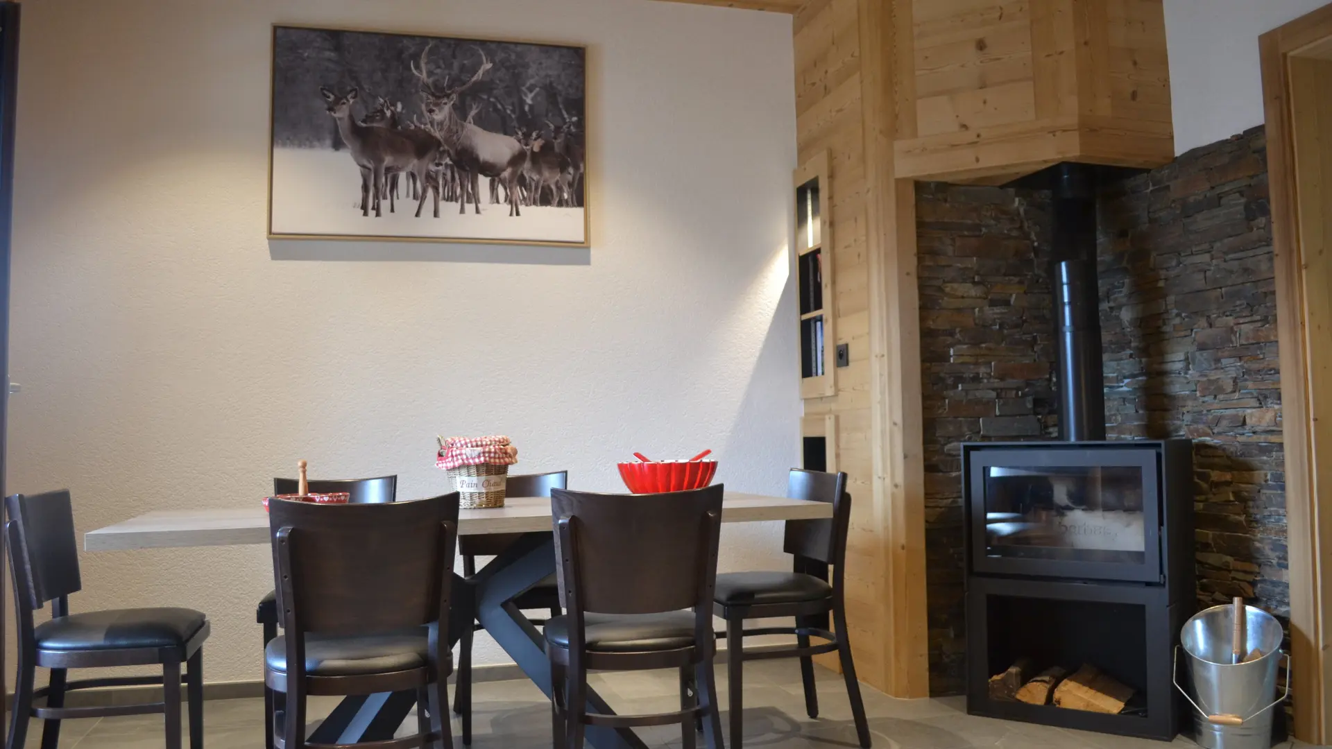 Salle à manger avec cheminée