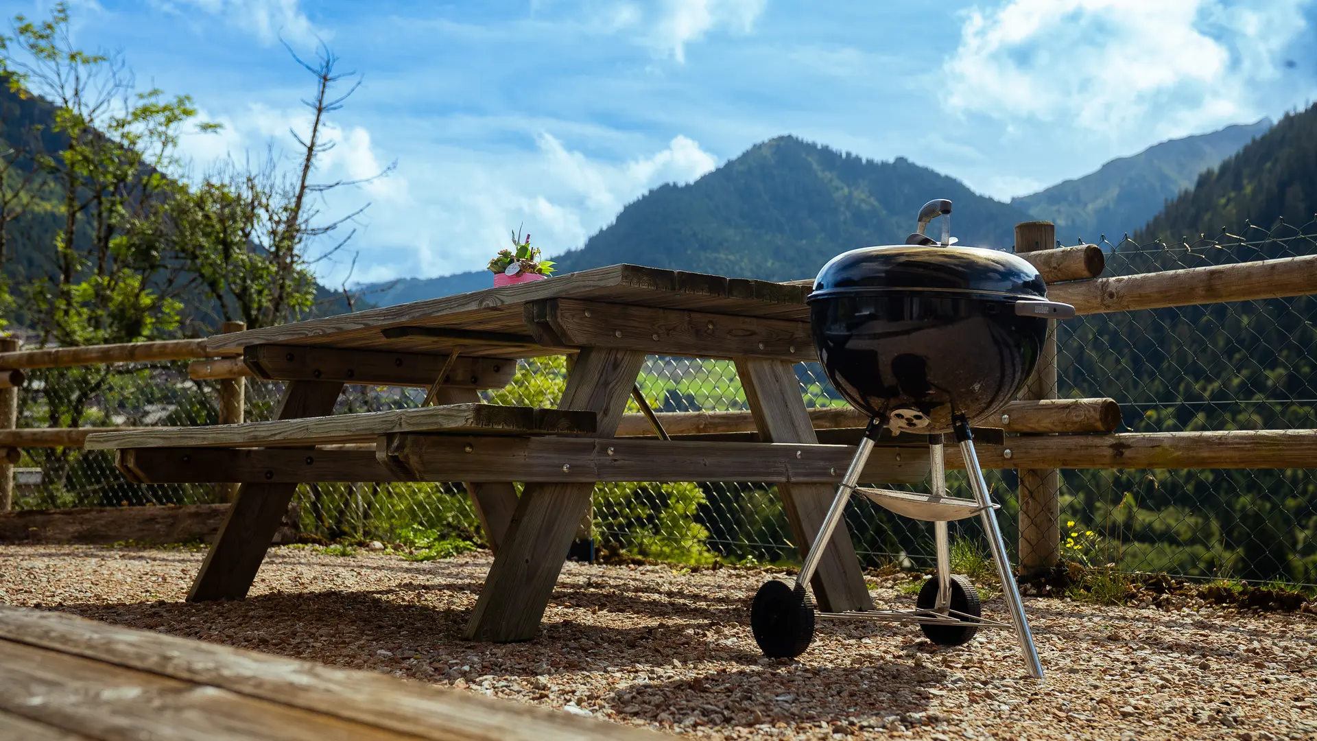 Entre nous_Châtel_Terrasse_été avec barbecue et vue sur les montagnes