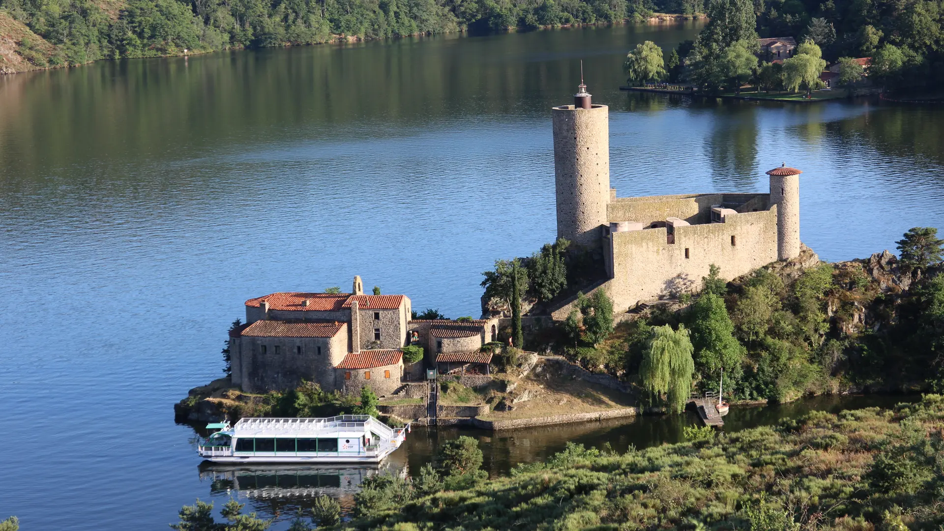 La Presqu'ile de Grangent et le bateau croisière