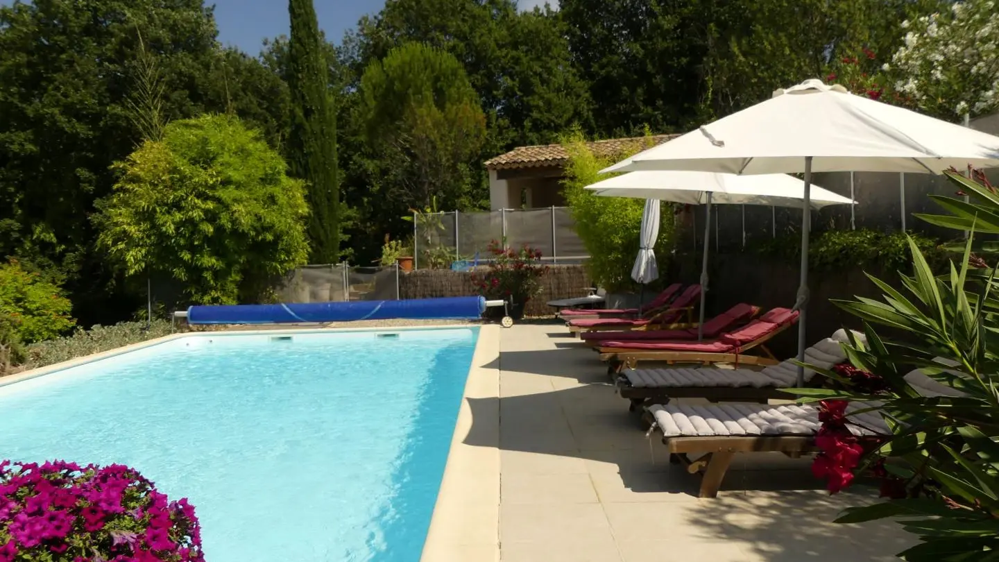 piscine et chaises longues