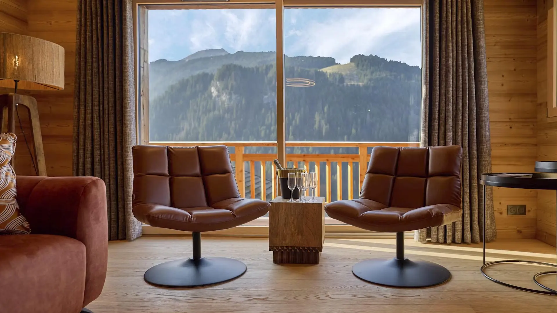 Salon avec vue sur les montagnes