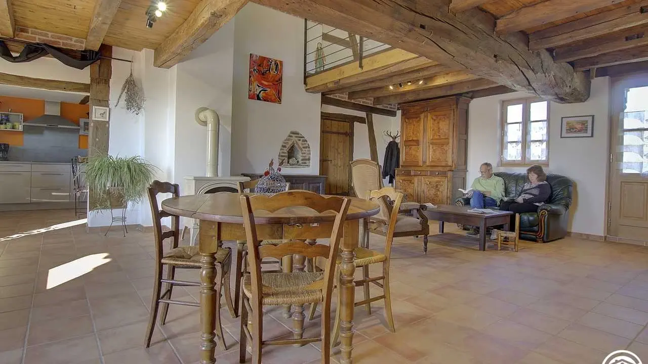 La pièce séjour/salle à manger