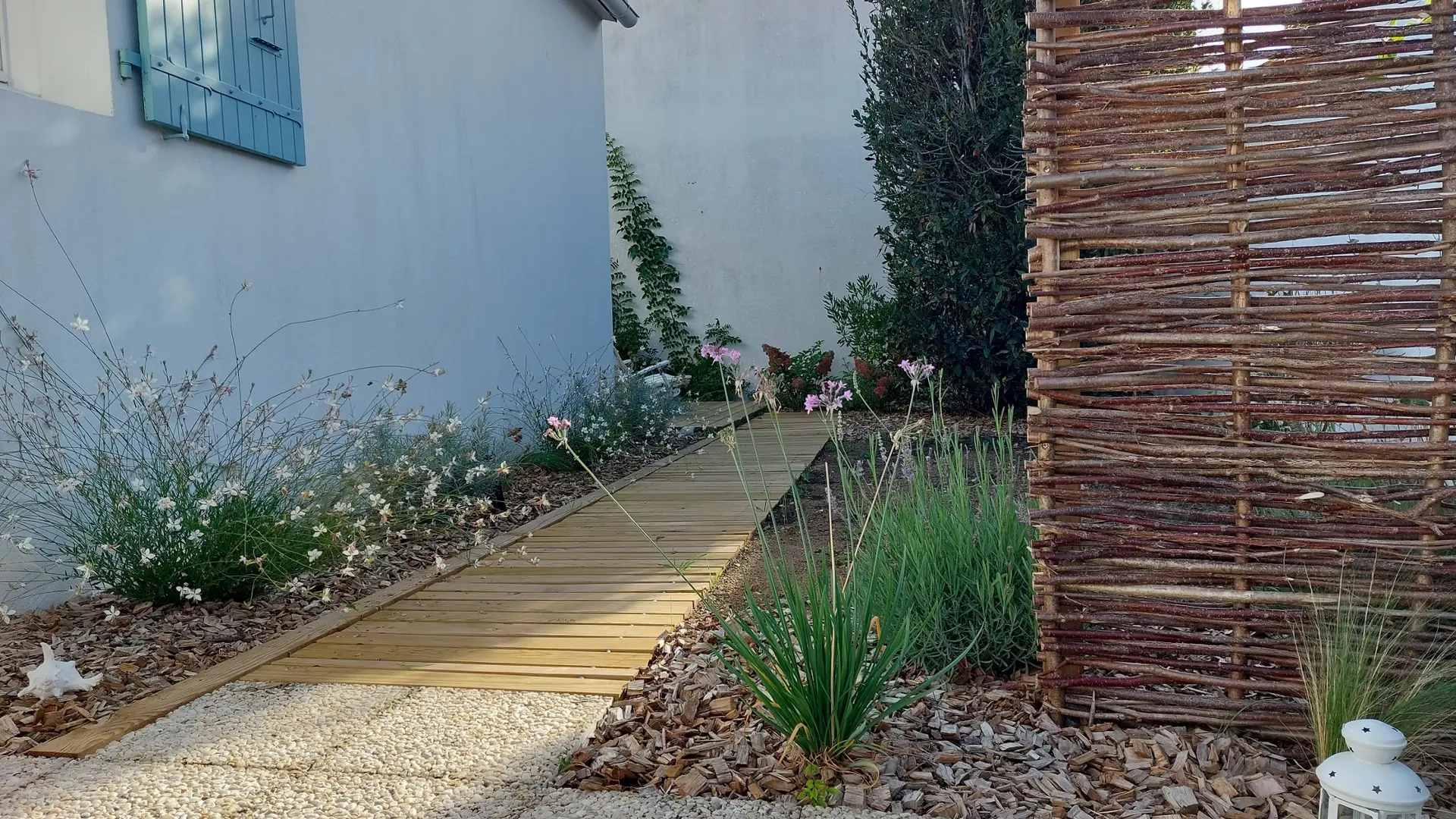 Gang zwischen den beiden Terrassen