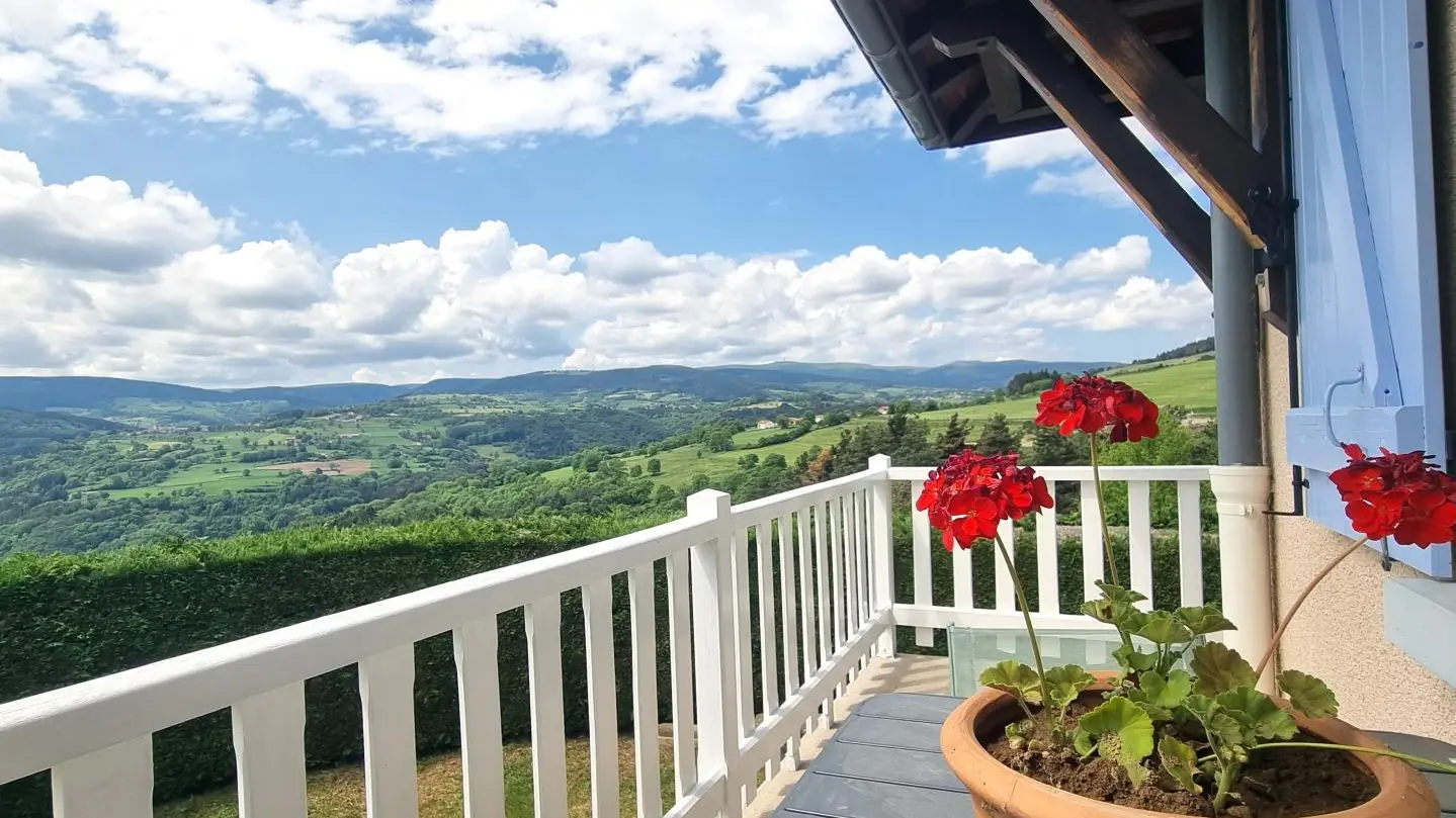 Vue du balcon sur les Monts du Forez et la station de ski de Chalmazel.