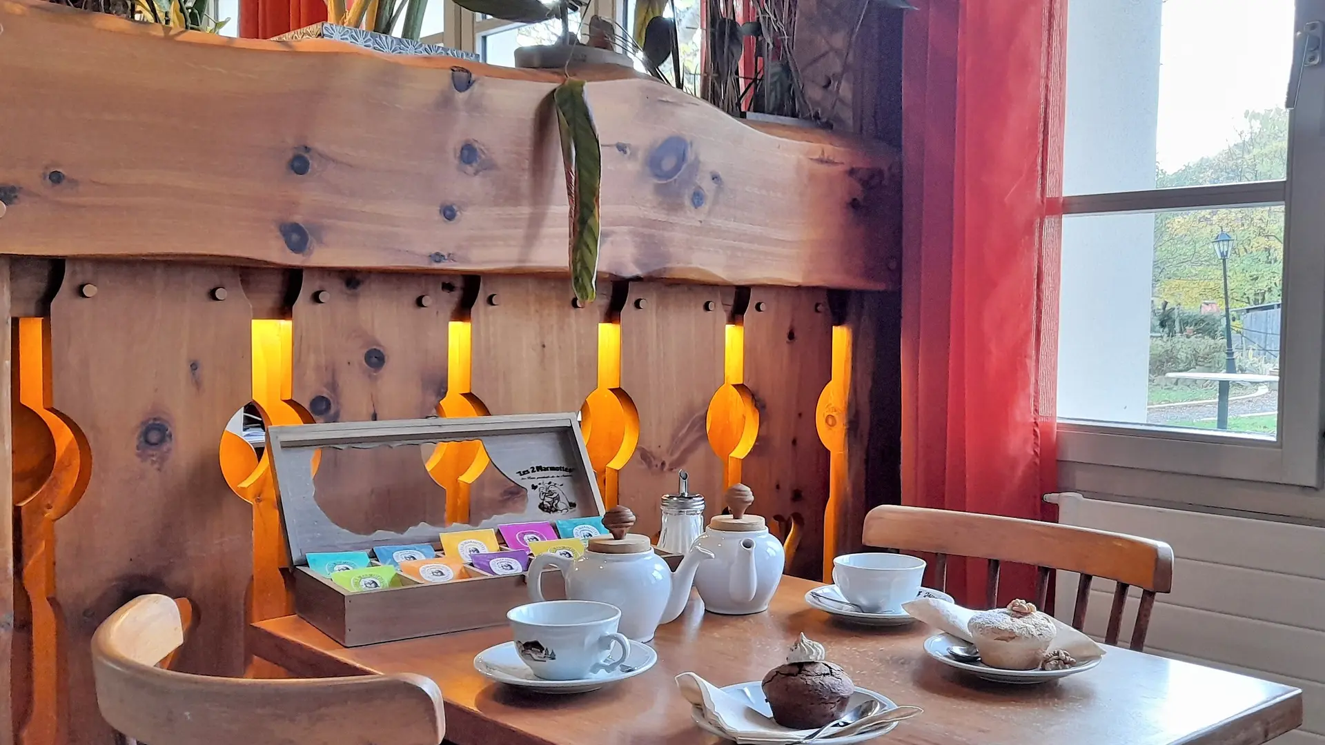 Table dressée avec thés, infusions et muffins maison