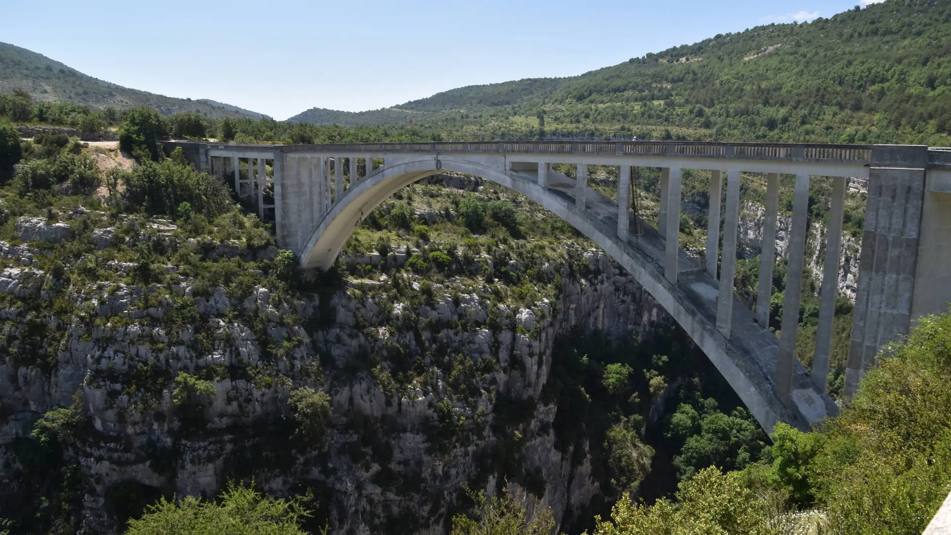 Vue sur le pont de l'Artuby enjambant les gorges du Verdon