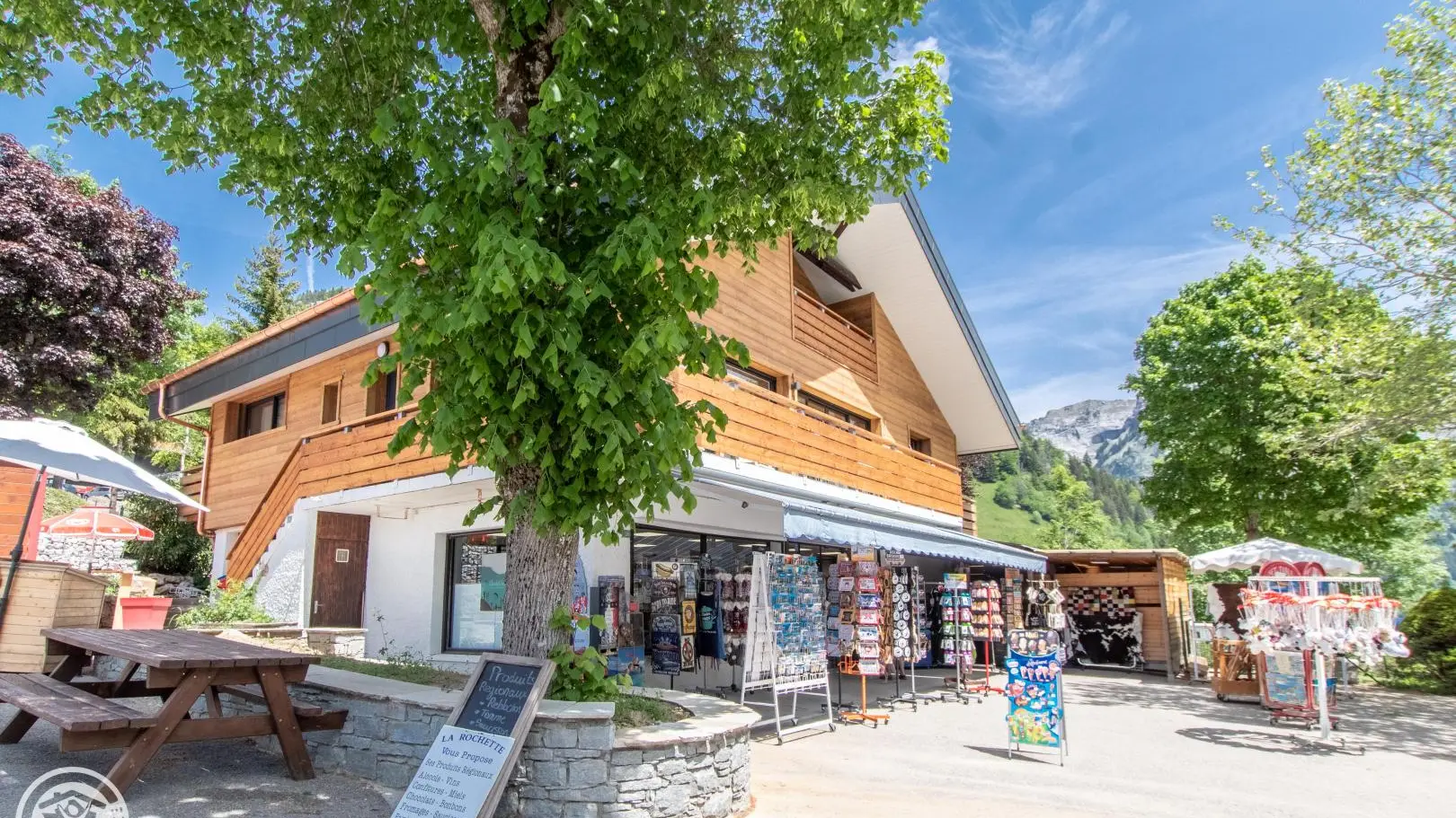 Commerce avec produits du terroir / souvenirs en dessous du gîte