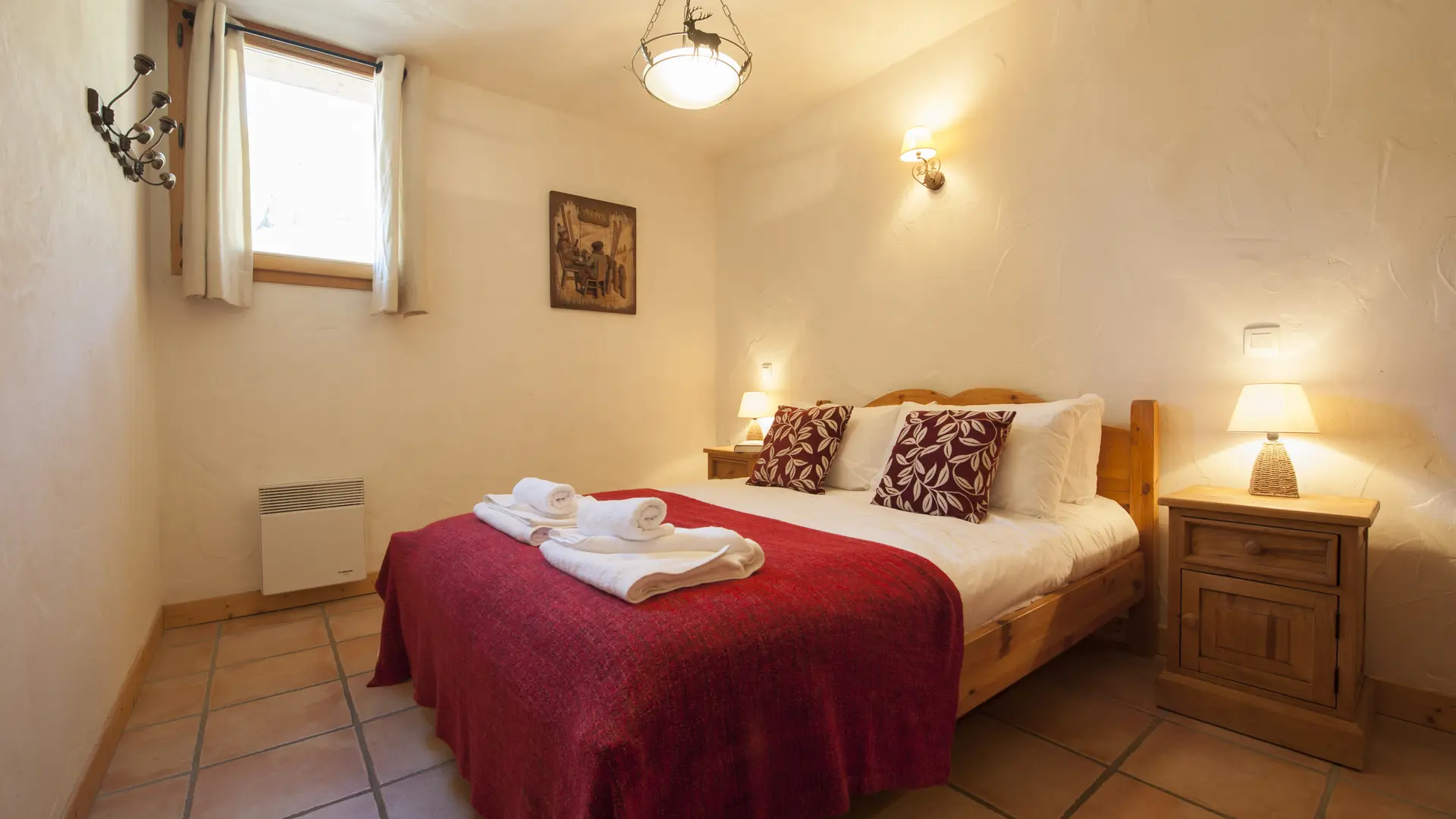 Chambre avec 1 lit en 160*200, tables de nuit de chaque côté, porte manteau, fenêtre