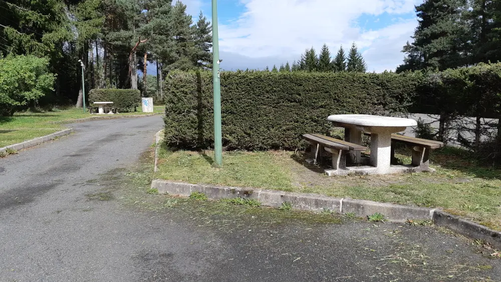 Aire de pique-nique entre le bourg d'Usson-en-Forez et Pontempeyrat