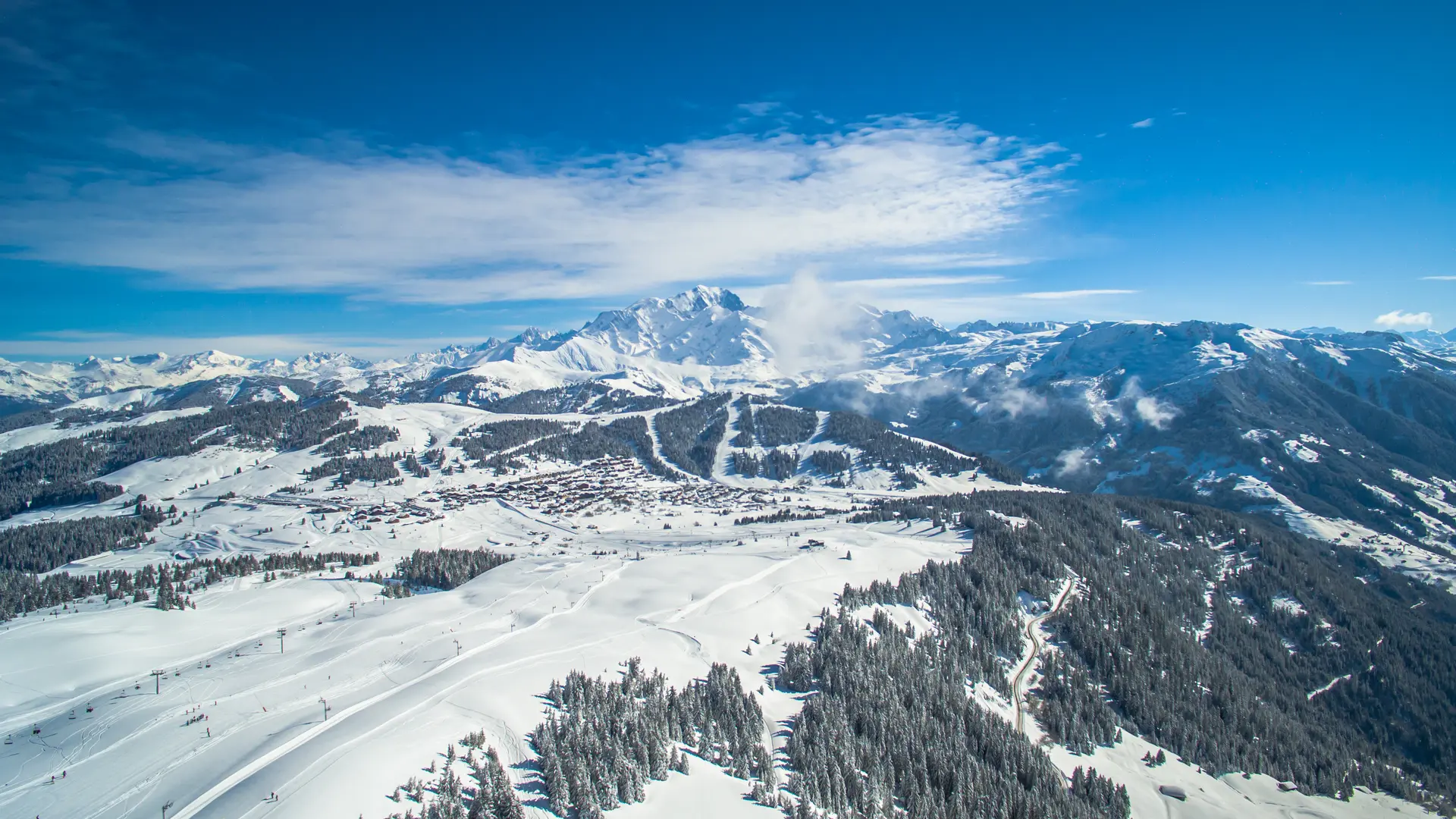 Vue à 360° sur les Aravis, le Mont Blanc, le Beaufortain mais aussi sur la combe de Savoie (vallées d'Albertville et Ugine)