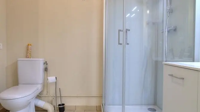 Salle d'eau avec douche et WC