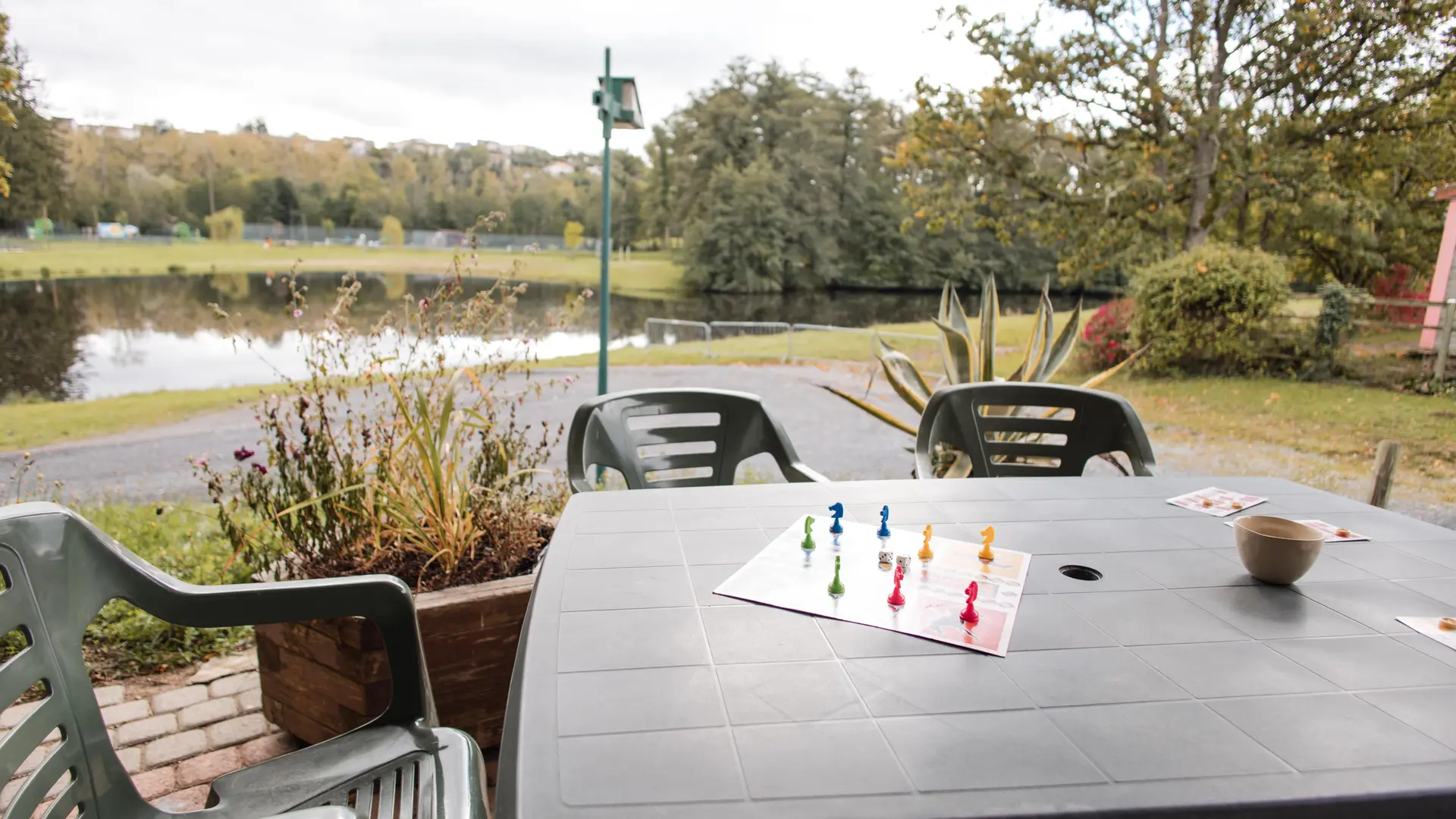 Terrasse vu plan d'eau