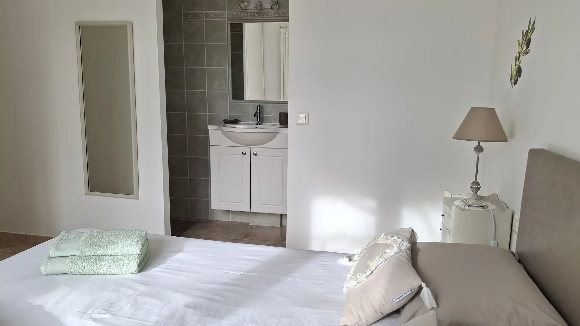 La Bastide de Laura_L'Isle-sur-la-Sorgue chambre beige + salle d'eau