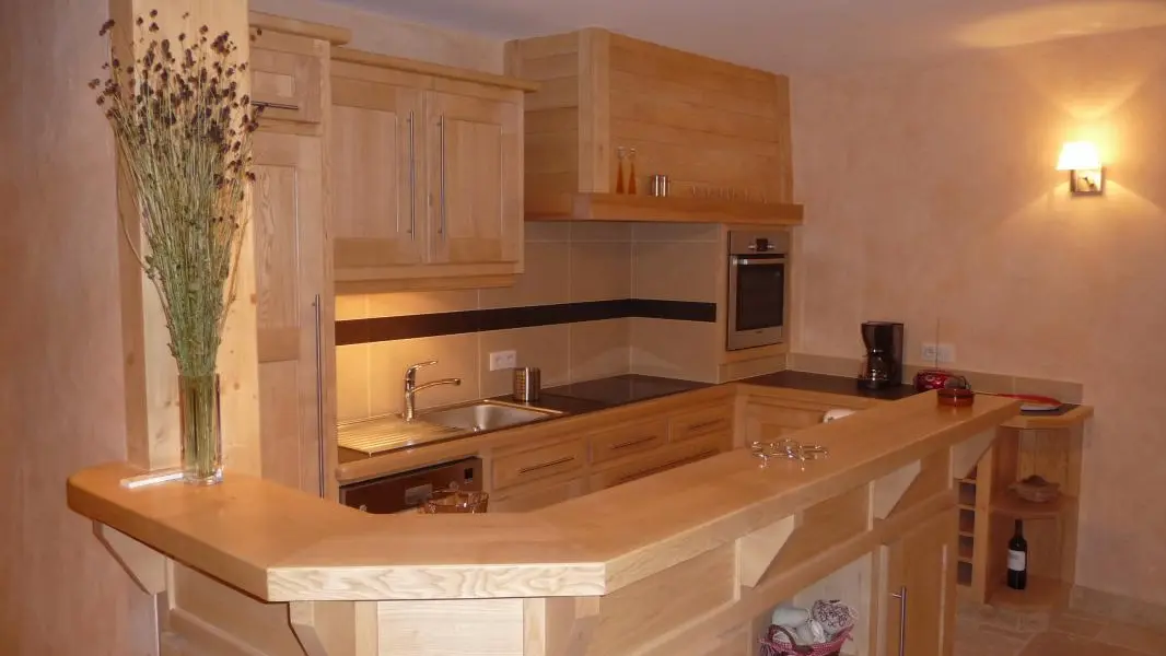 Cuisine ouverte sur salle à manger et séjour