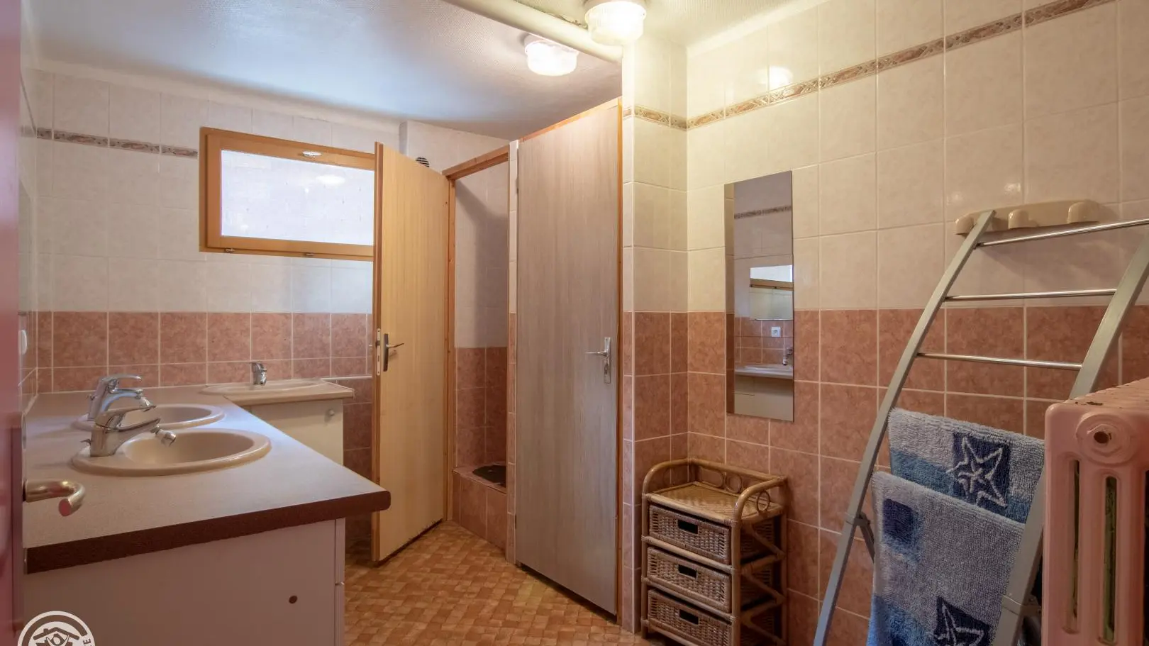 Salle de douches au 1er étage.