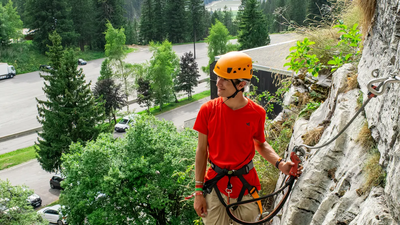 Garçon avec le lac de Flaine en arrière plan