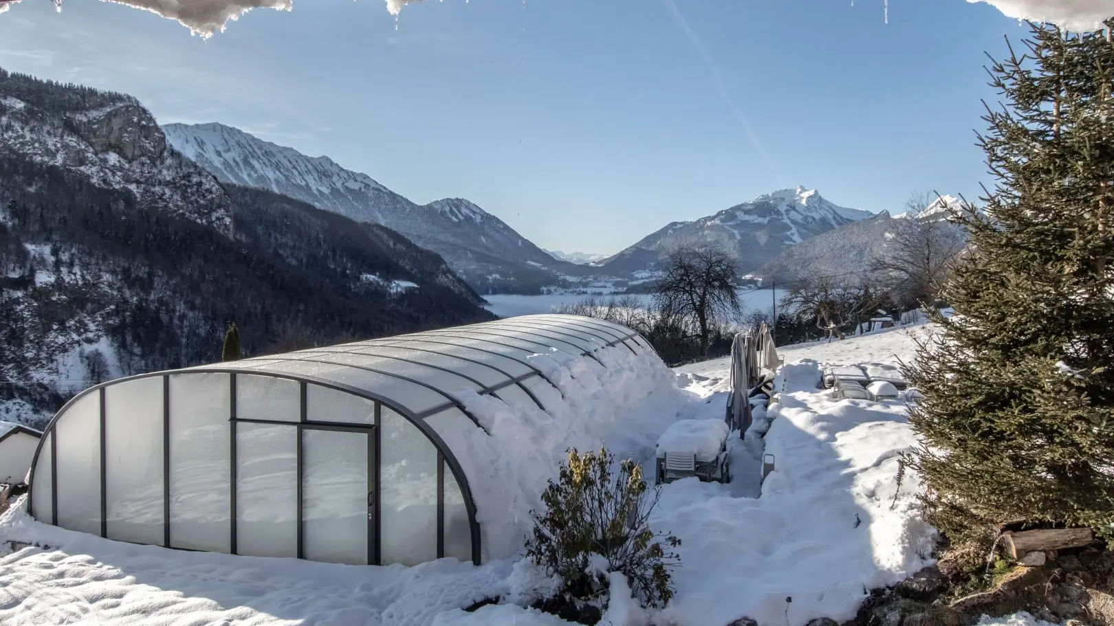 Vue hivernale sur la piscine
