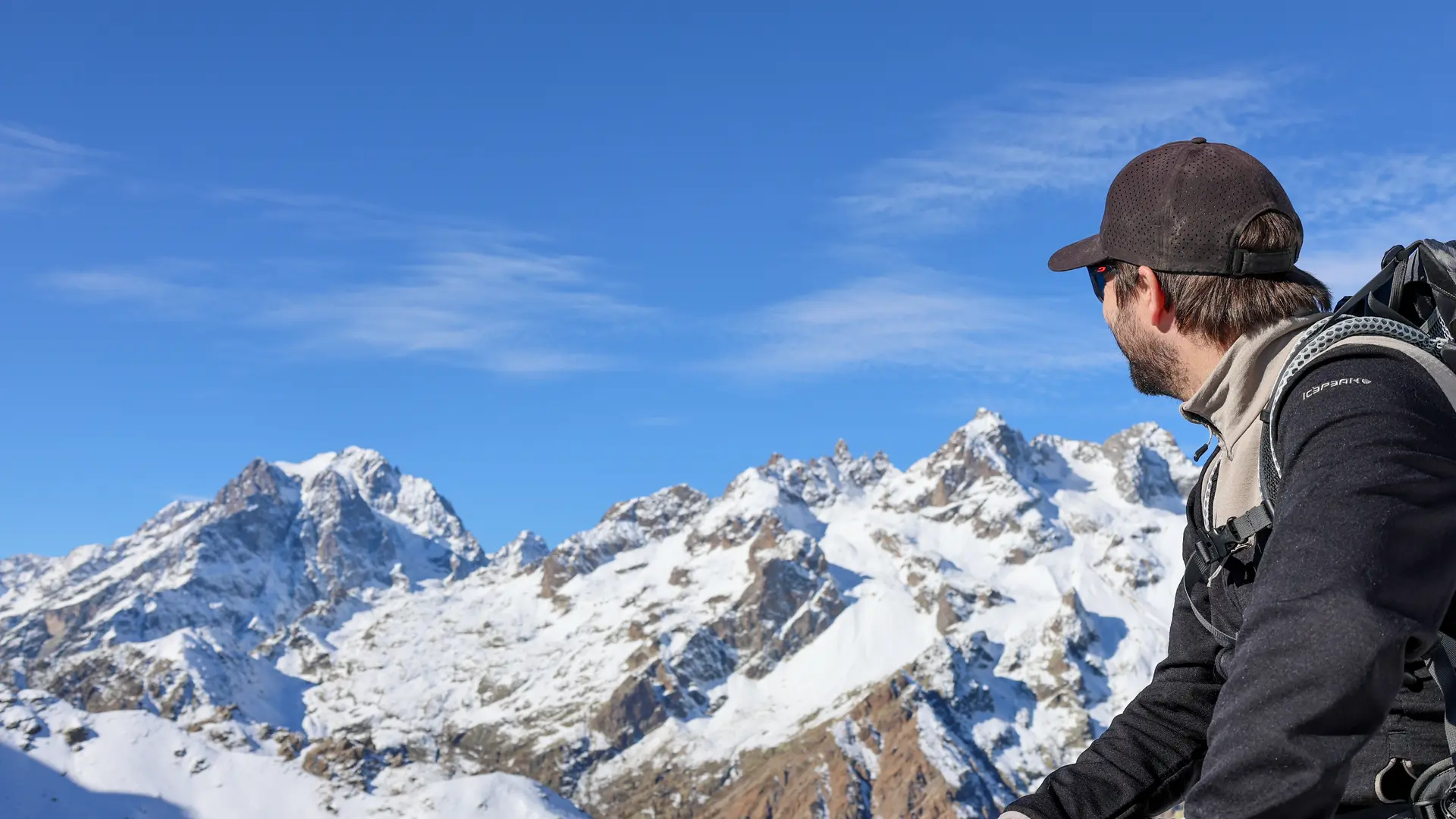 Vue sur les Ecrins depuis le col de la PIsse