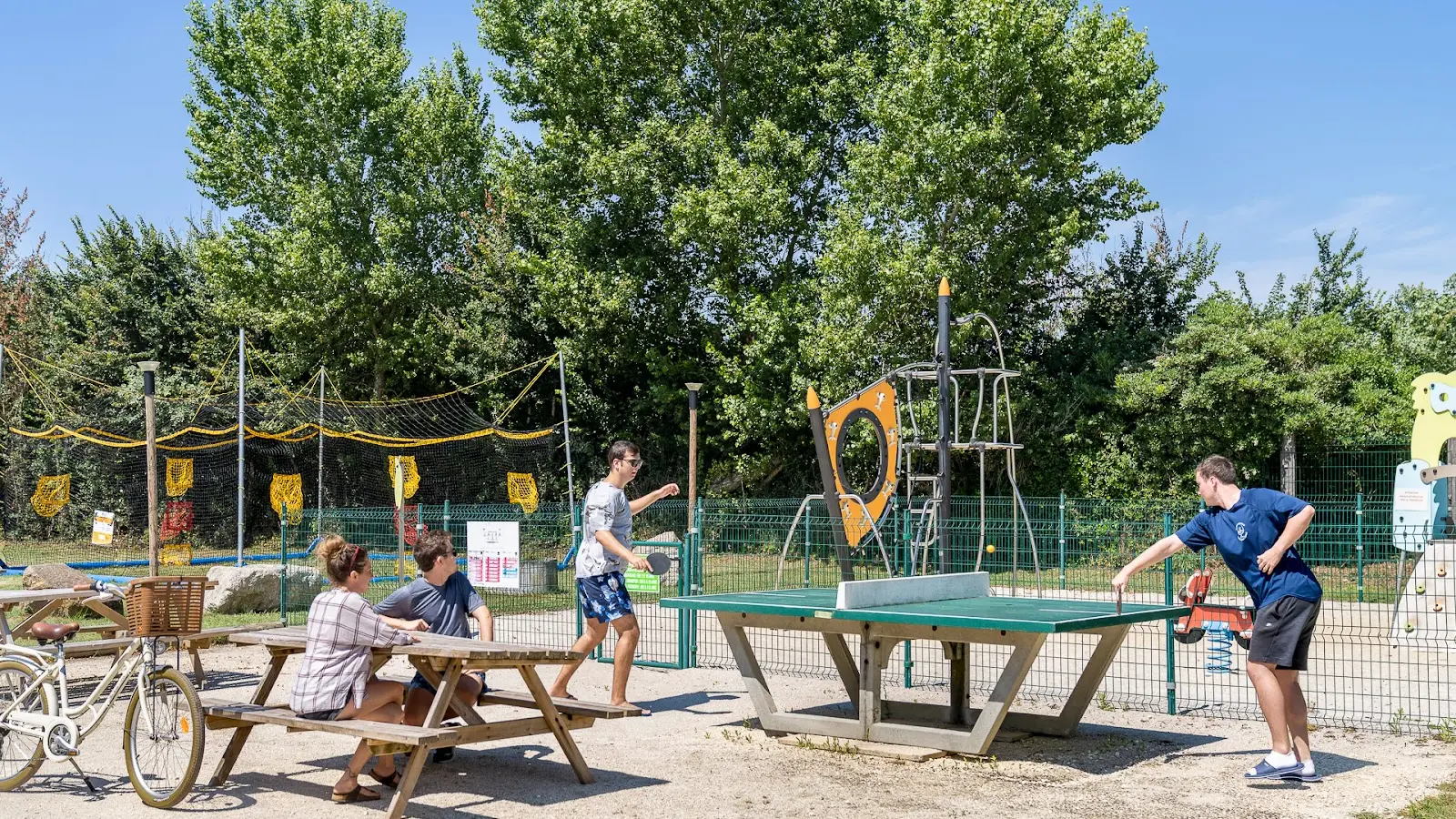 Tischtennis und Spielplatz