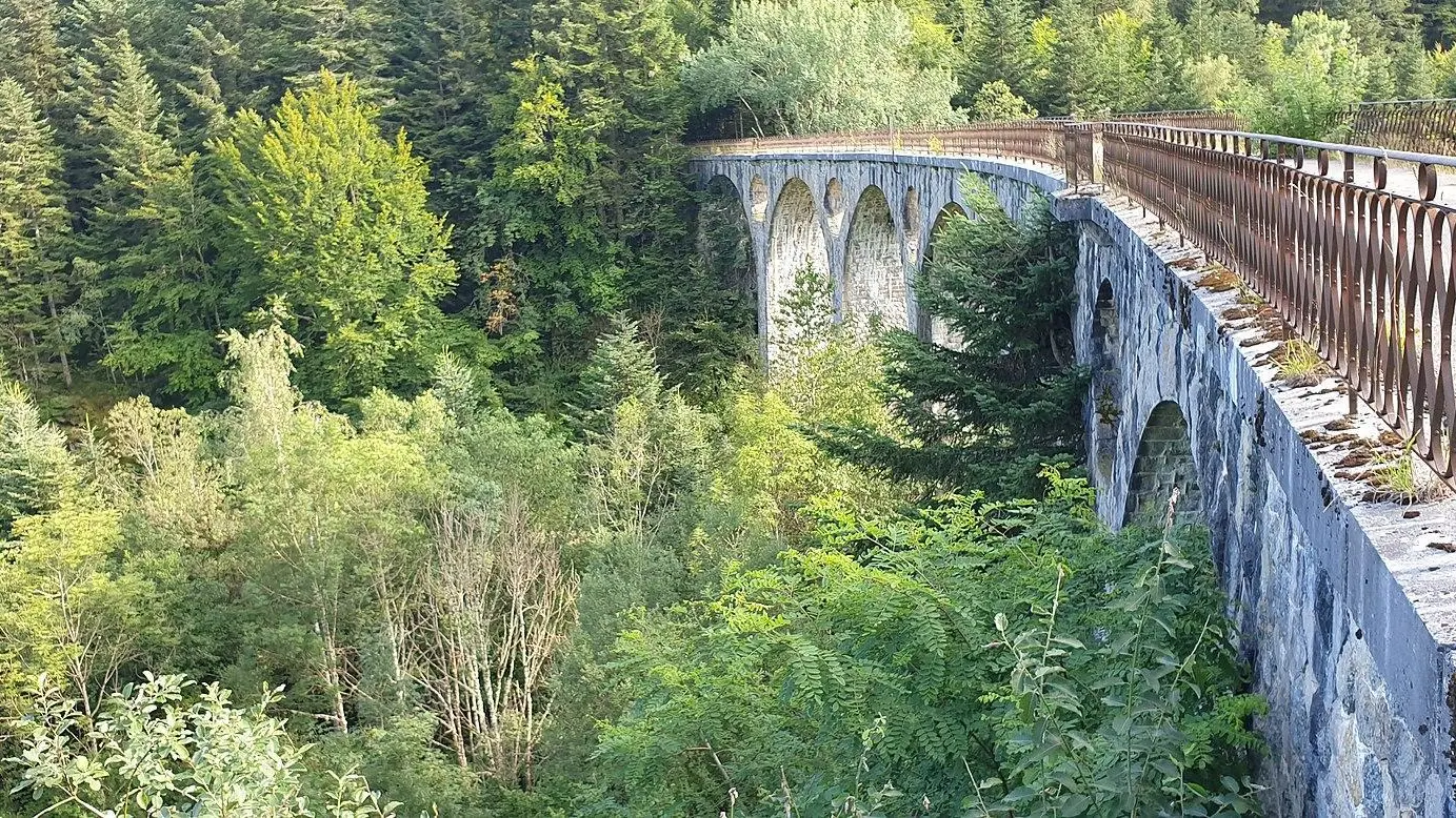 La fameux viaduc du Peu que l'on traverse à pied, en voiture ...
