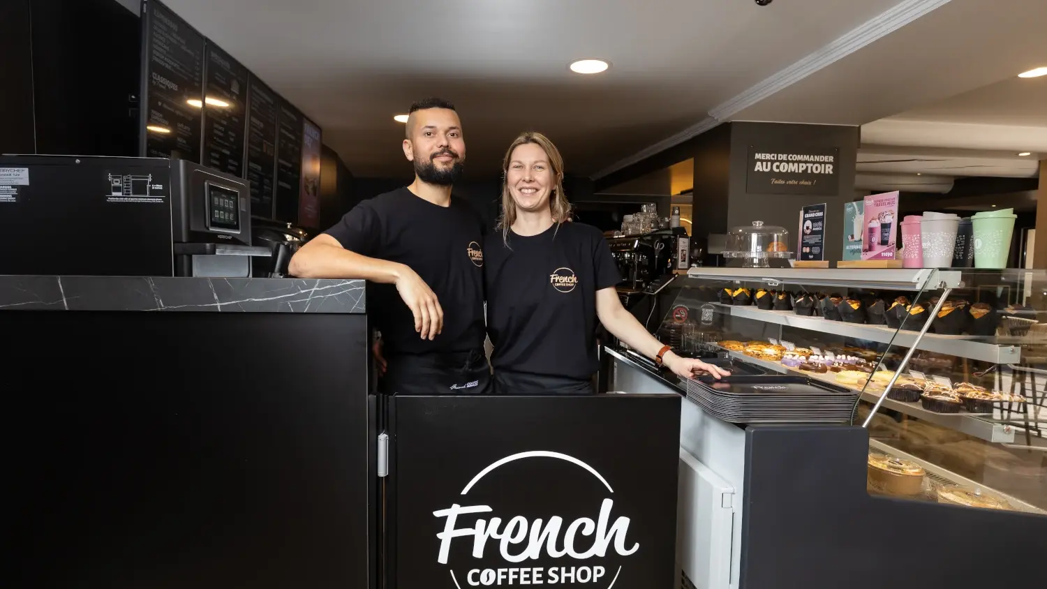 Sandy et Gaspard posant au comptoir
