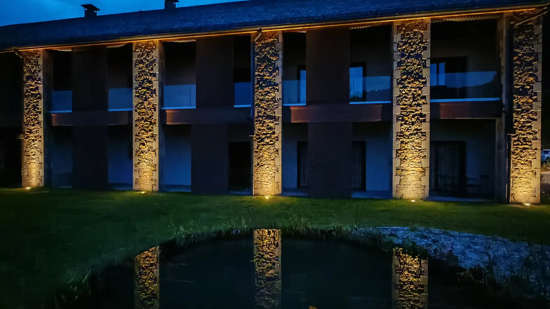 Hôtel by night