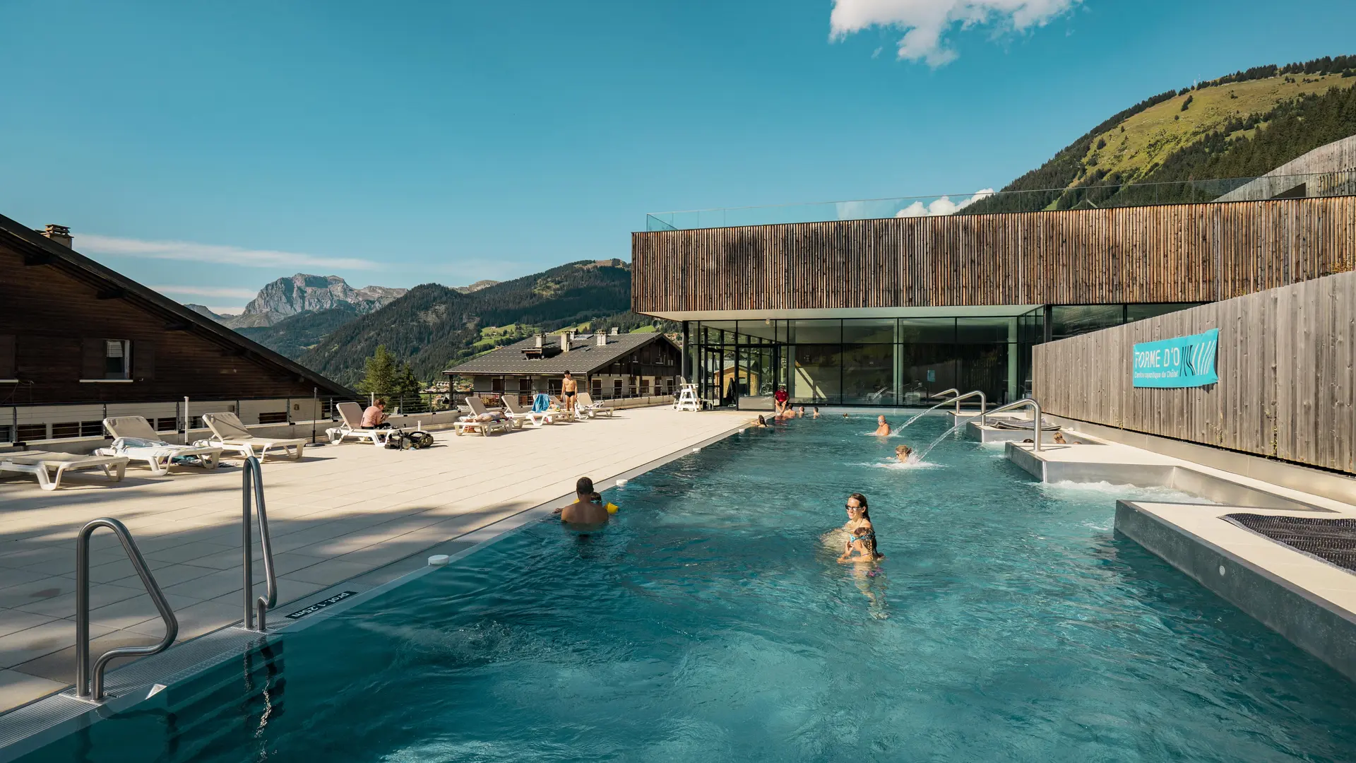 Vue d'ensemble du bassin extérieur en été