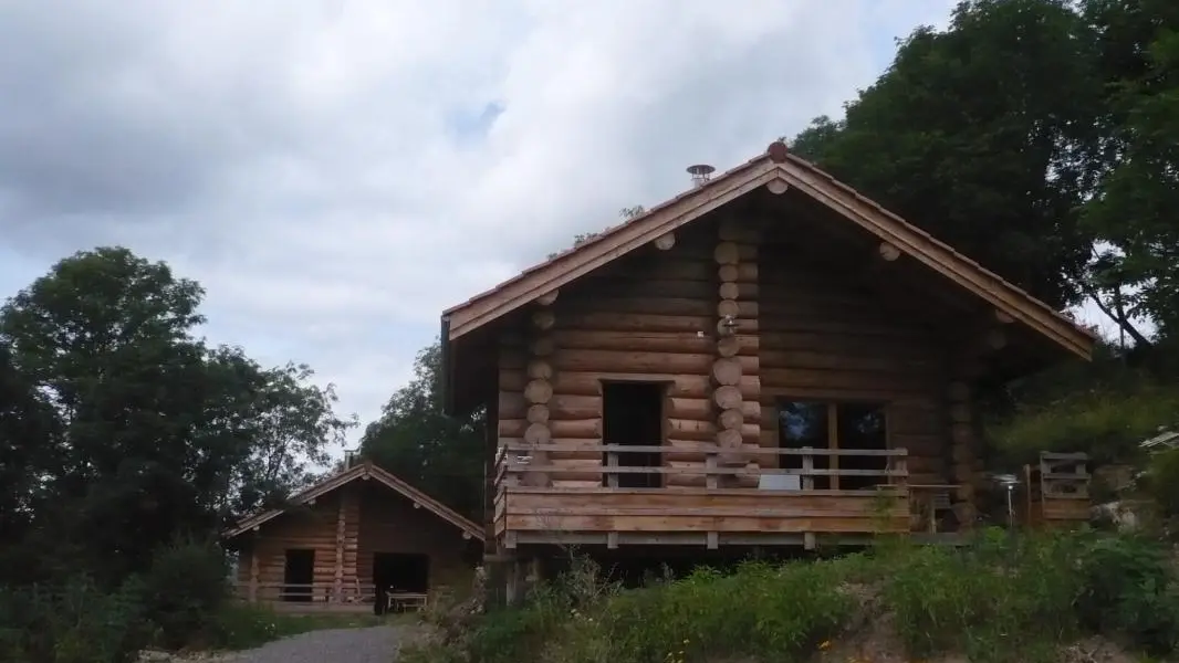 Chalet des oiseaux à l'arrière et chalet des papillons