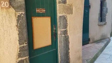 Portes anciennes à Gassin, l'un des Plus Beaux Villages de France - https://gassin.eu