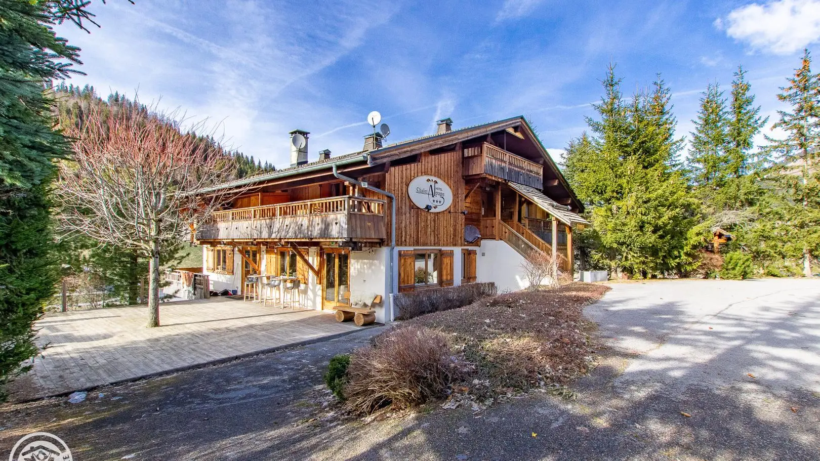 Chalet indépendant avec piscine chauffée privative et jacuzzi