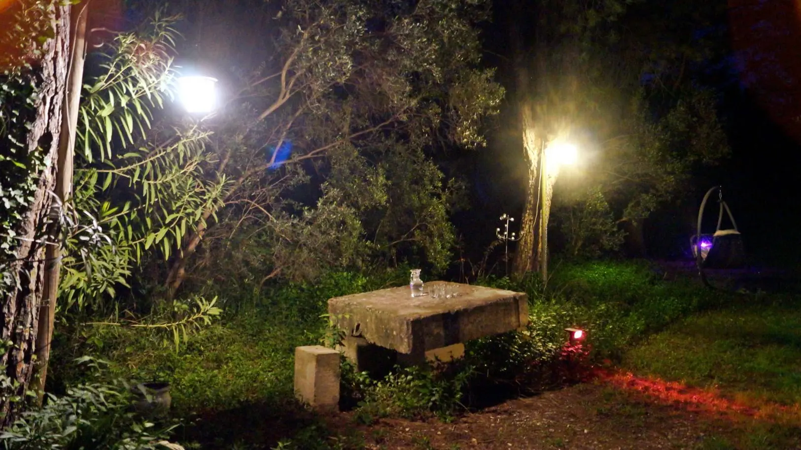 table dans la jardin avec éclairage de nuit