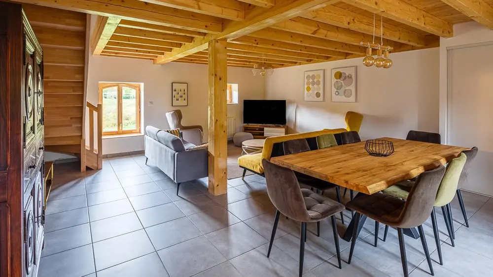 Salle à manger avec salon détente.