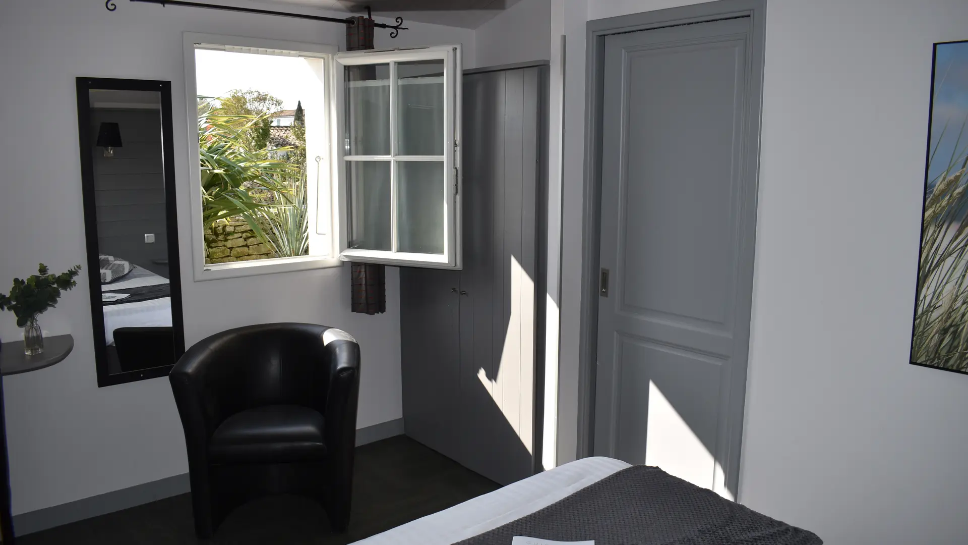 Habitación con vistas al camino de entrada