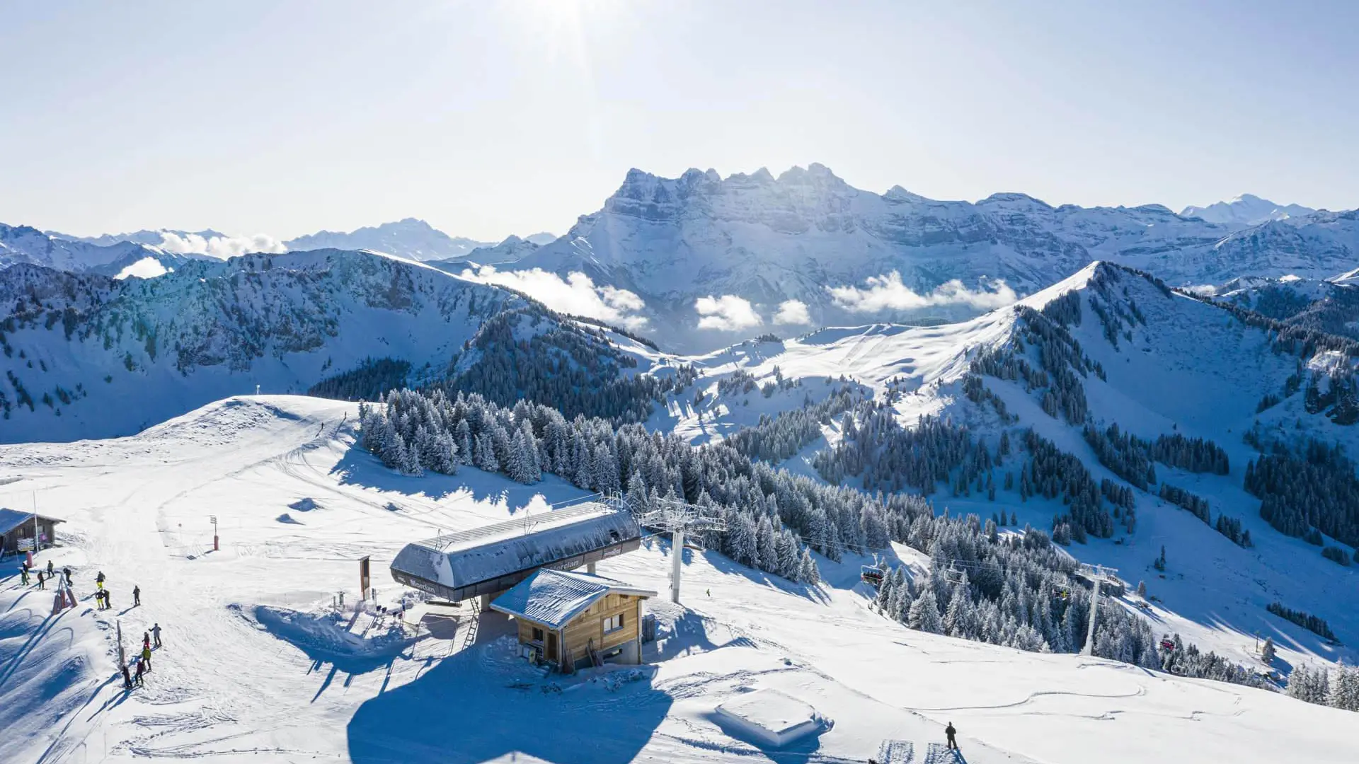 Arrivée du télésiège du Morclan avec vue sur les Dents du Midi