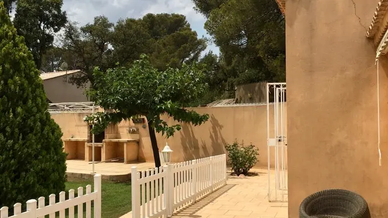 Villa Sous les Pins terrasse, jardin et piscine à La Londe les Maures