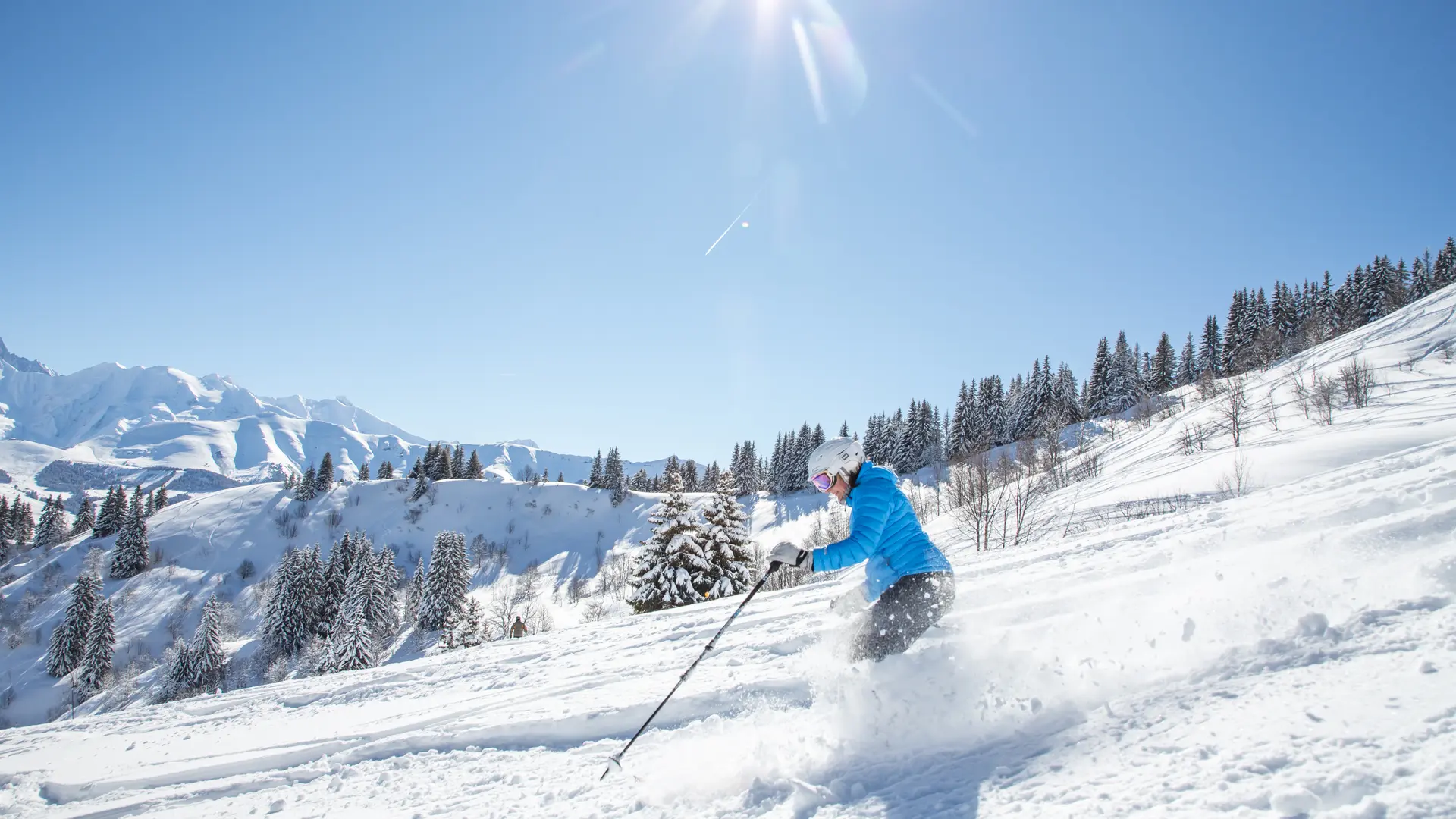 Ski en poudreuse sur la piste rouge des Choucas à Combloux avec vue sur le Mont-Blanc