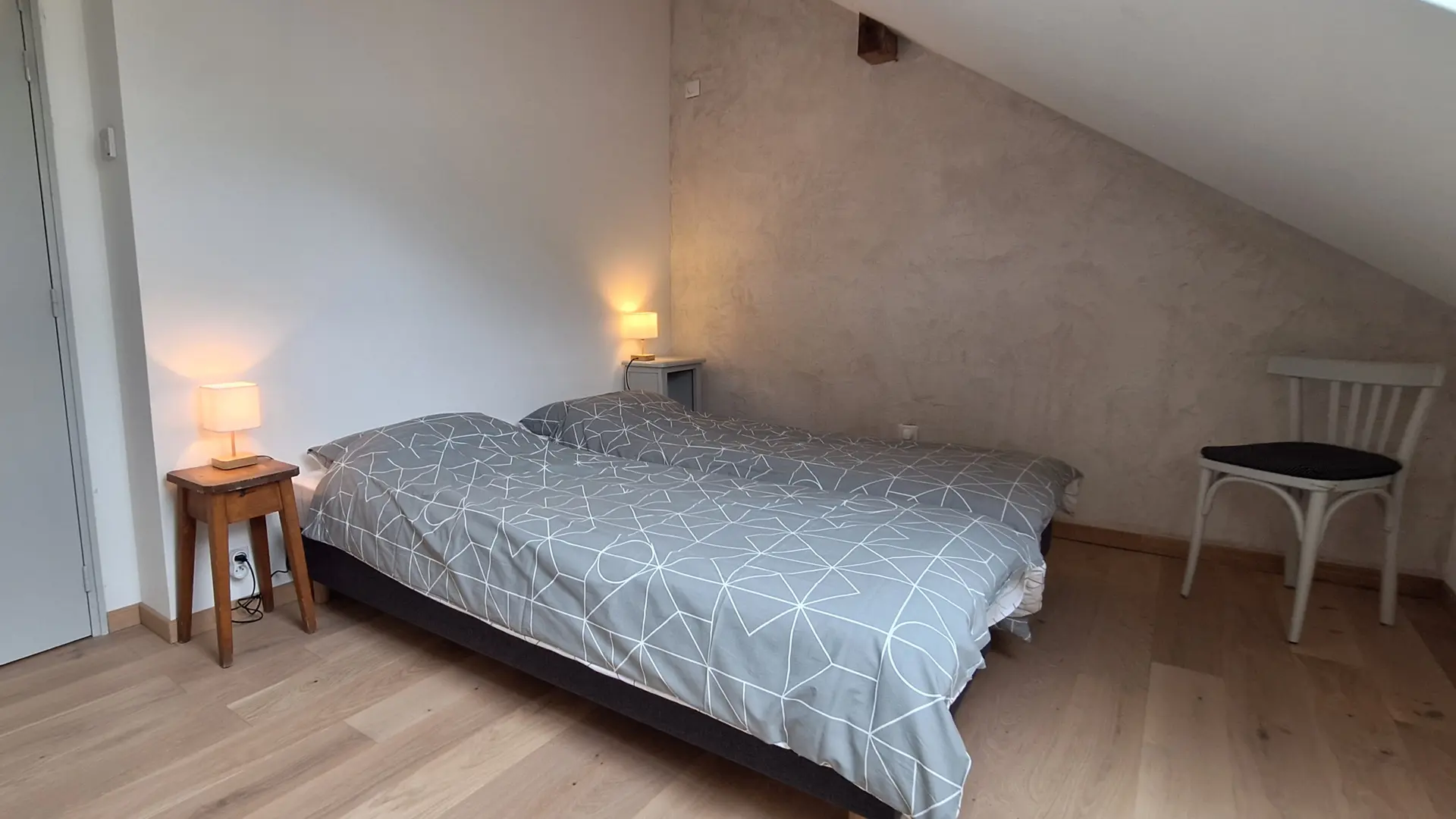 Chambre avec 2 lits simples et un velux