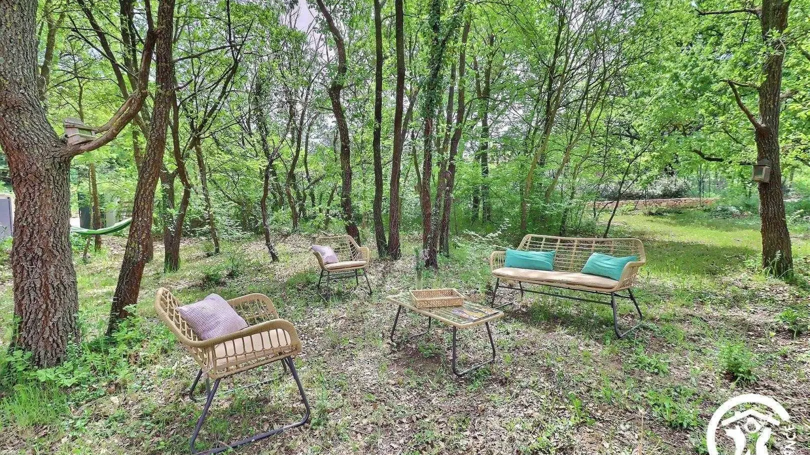 Salon en sous-bois d'où il fait bon goûter à la douceur de la Provence