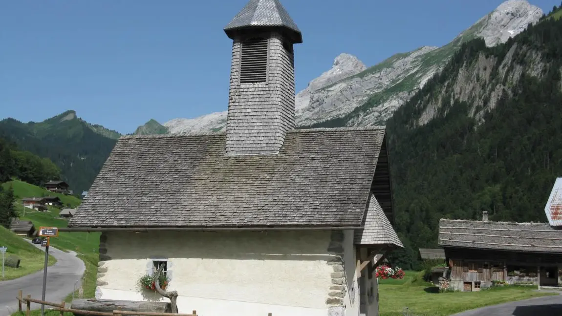 La chapelle des Plans et les Aravis