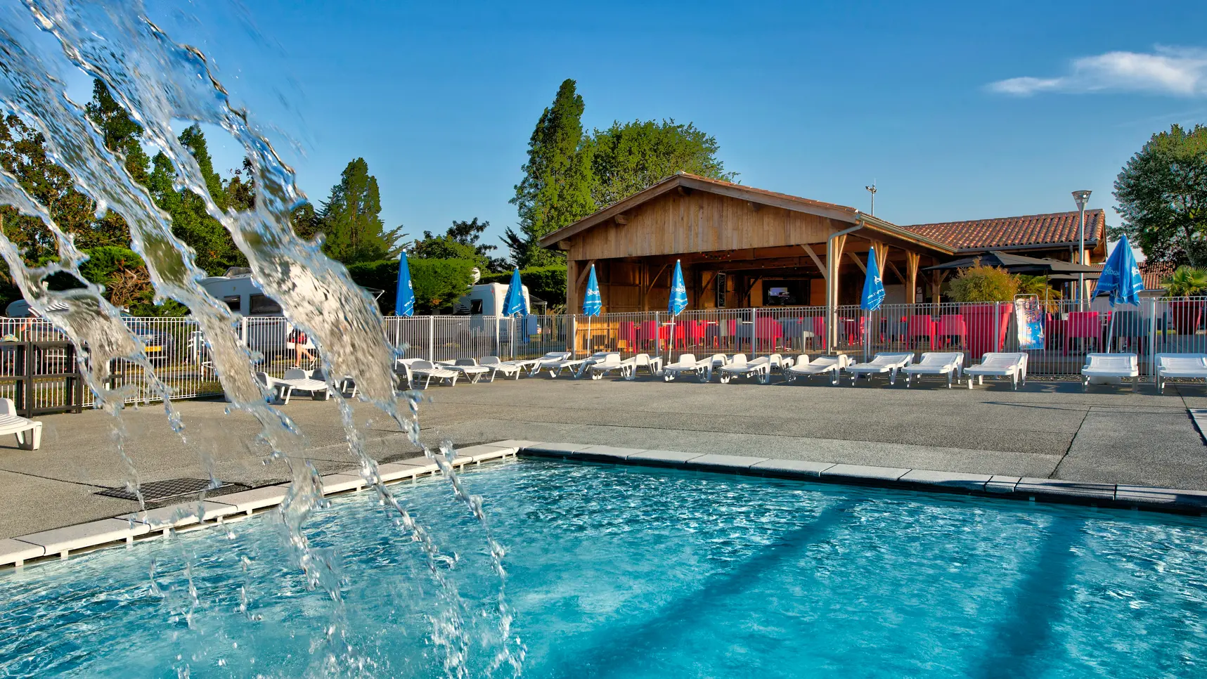 Piscine extérieure et espace de détente