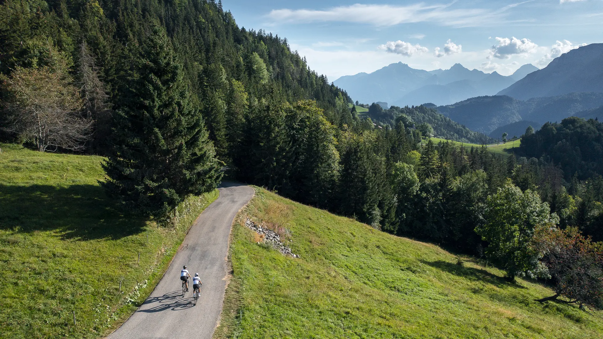 vélo de route sur les routes secrètes de Thônes et Les Clefs, au col de Plan Bois