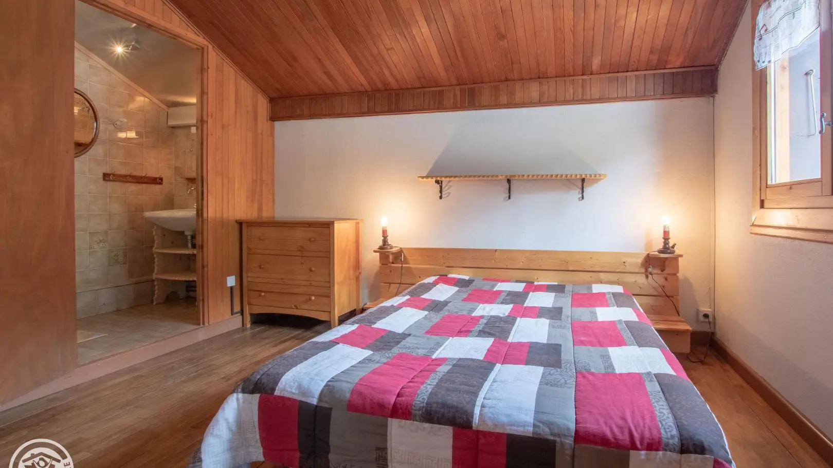 Petite salle d'eau attenante à la chambre.