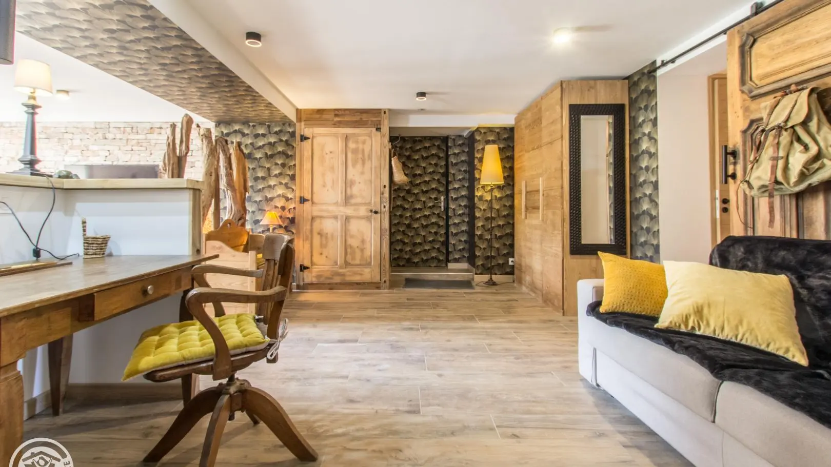 Hall d'entrée avec coin bureau et canapé convertible