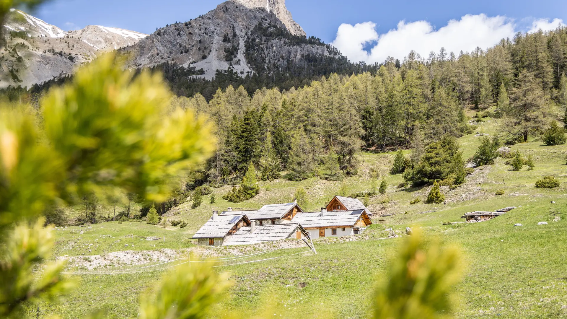 Vue sur les chalets des Acles