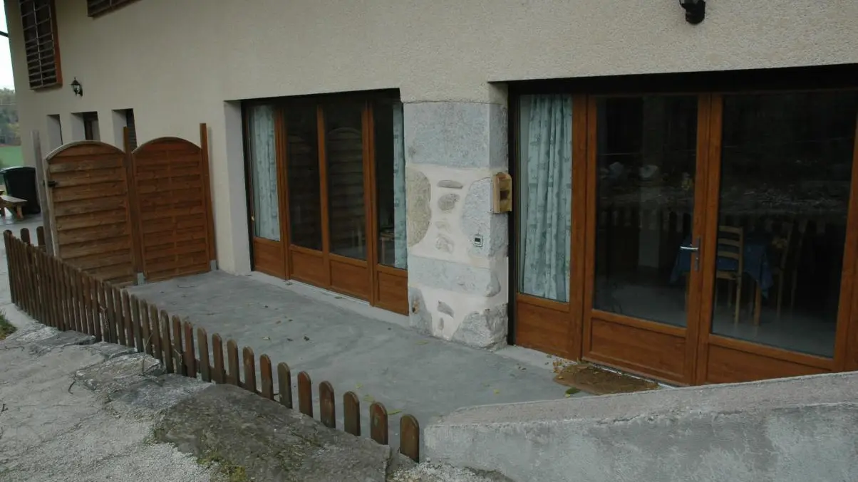 Une terrasse, donnant sur l'espace cuisine et sur le salon, agréable et fraîche en été.