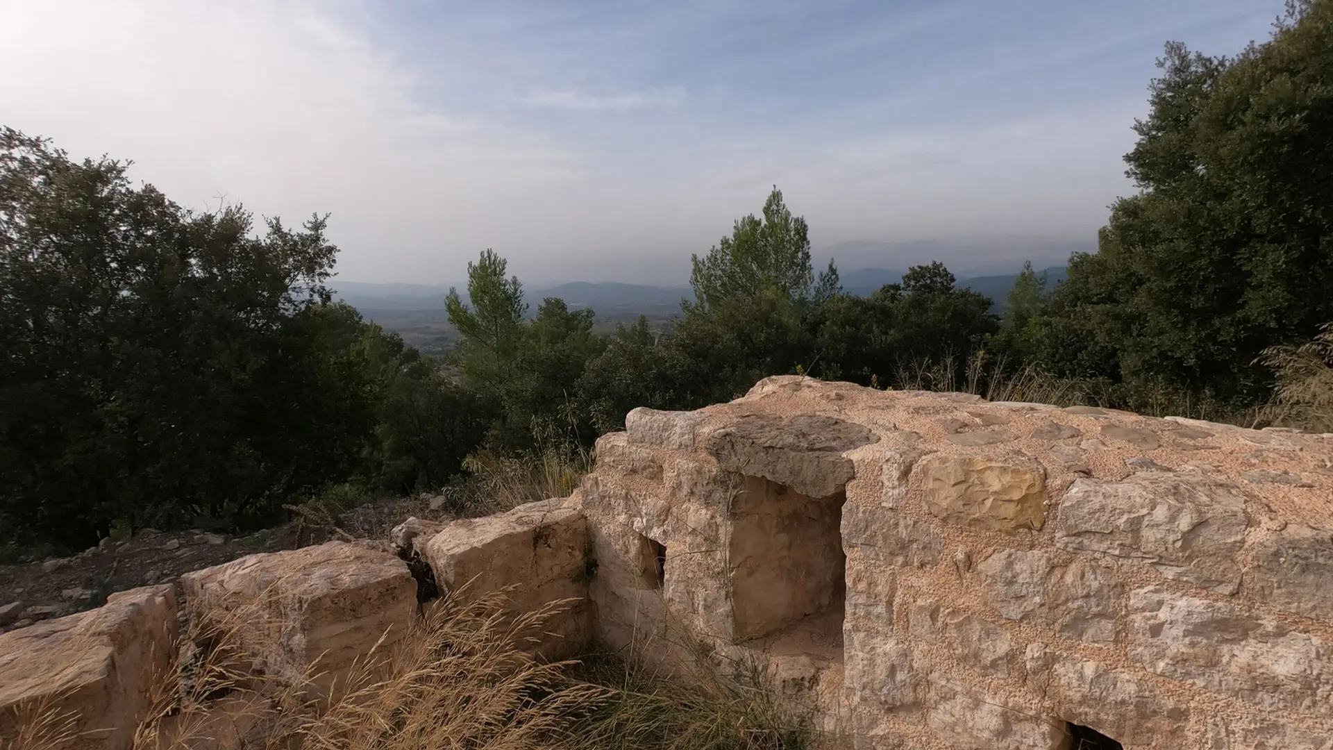 Panorama sur les collines à l'horizon avec en premier plan un des murets de la tour