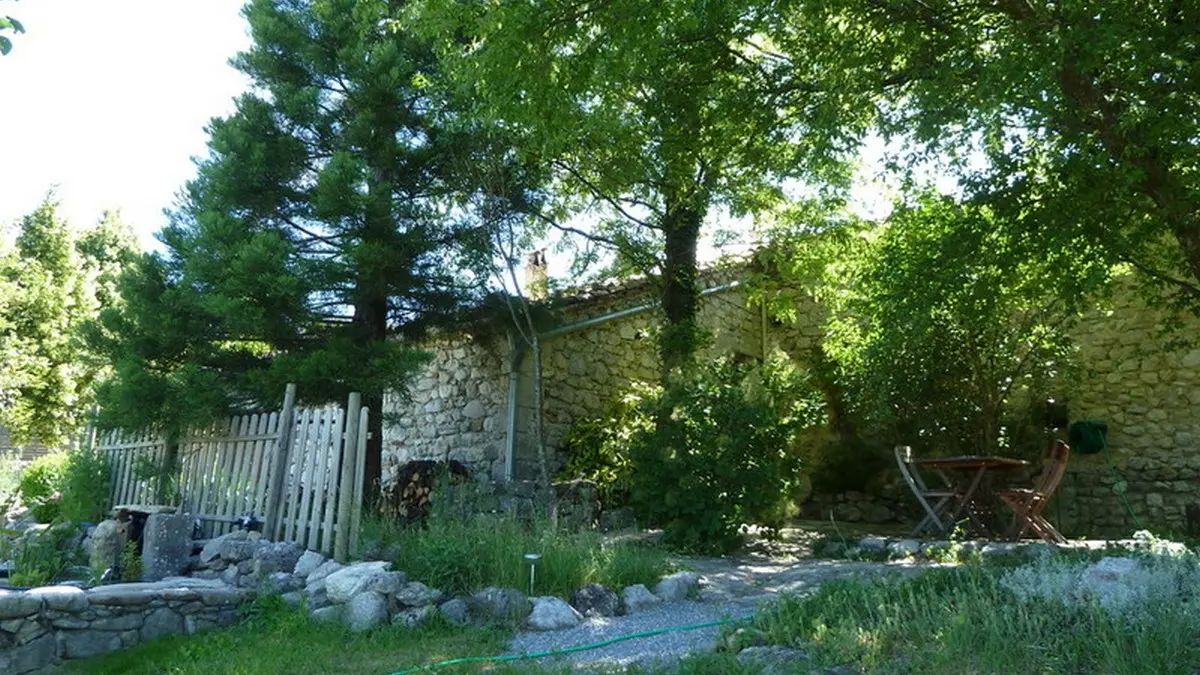 L'entrée et le petit jardin