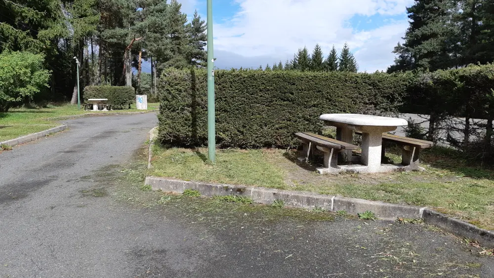 Aire de pique-nique entre le bourg d'Usson-en-Forez et Pontempeyrat