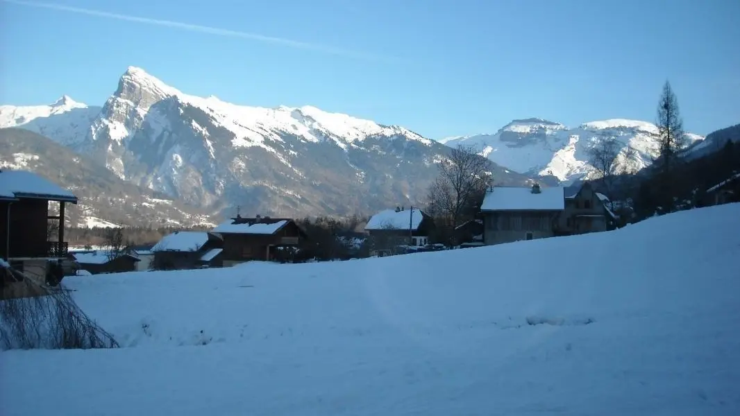 Arrivée Piste Bleue dite de Labérieu, tout près de La Grange aux Mésanges et vue de la montagne Le Criou